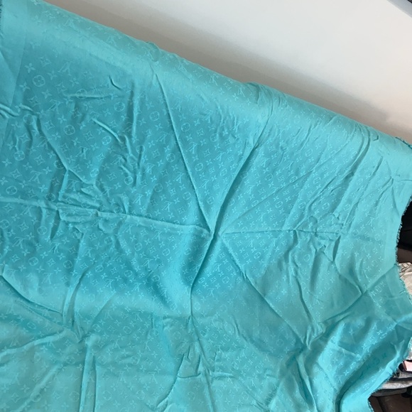 Louis Vuitton Chale Monogram Scarf. 140 x 140cm Fabric: 60% silk, 40% wool - Picture 6 of 8